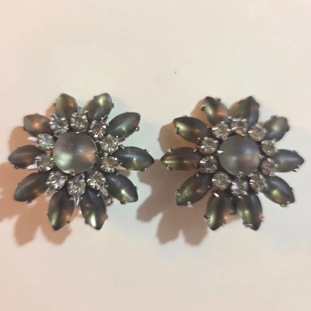 Vintage JUDY LEE Signed Gray Green Rhinestone Flower‎ Cluster Clip On Earrings